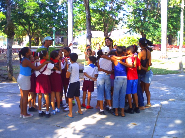 Trabajando - jugando - creando con niñas y niños - Arteducando en Media Luna