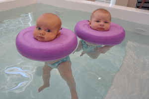 Bebés flotando